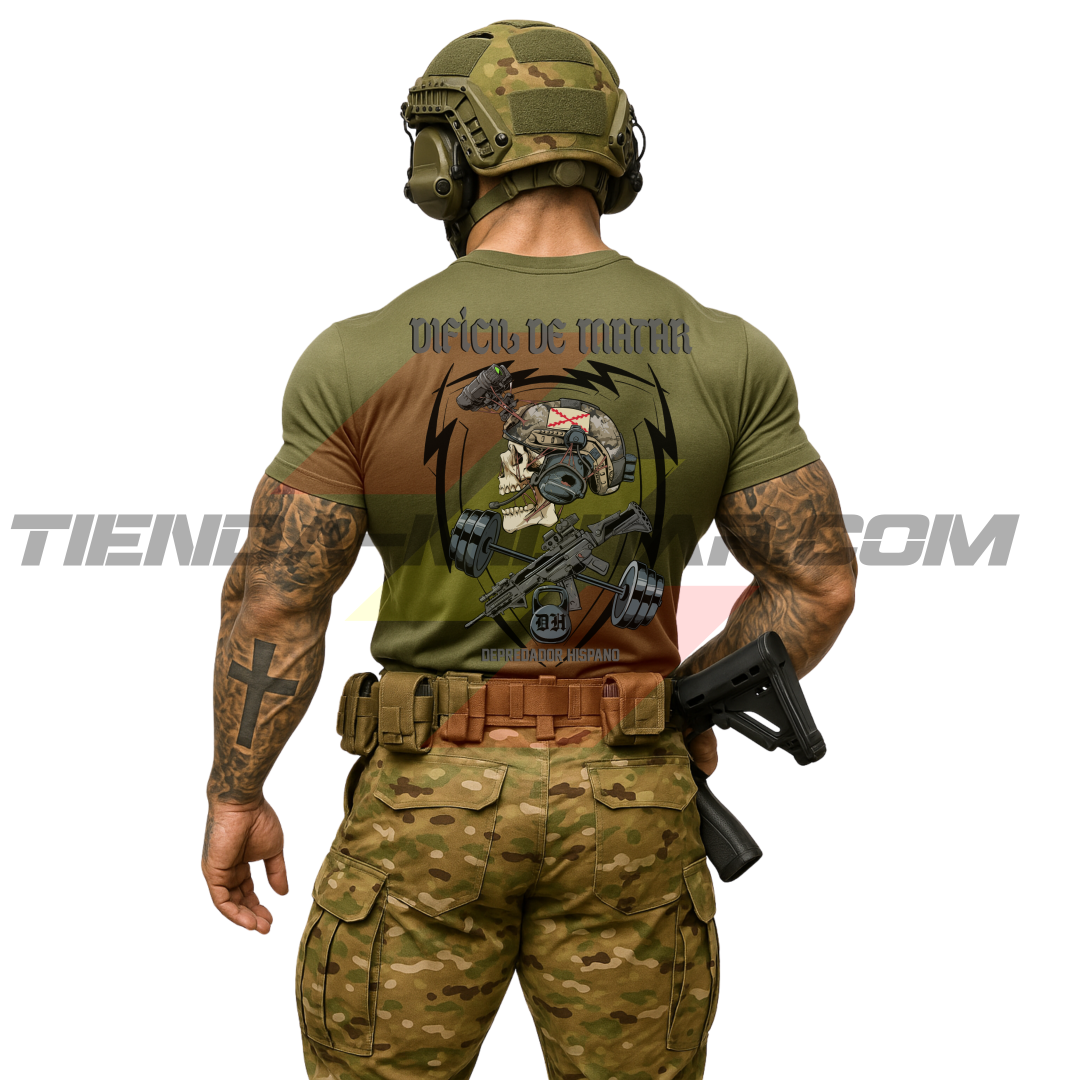 Parte TRASERA de un SOLDADO con una Camiseta de POLIÉSTER color VERDE MILITAR de Depredador Hispano con diseño de calavera táctica, Cruz de Borgoña, un fusil HK G36 con diferentes tipos de accesorios y una barra olímpica con discos,  una pesa rusa con las iniciales DH y el lema “DIFÍCIL DE MATAR”.