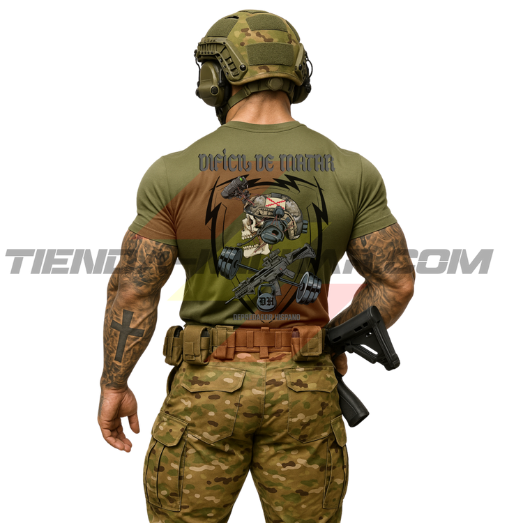 Parte TRASERA de un SOLDADO con una Camiseta de POLIÉSTER color VERDE MILITAR de Depredador Hispano con diseño de calavera táctica, Cruz de Borgoña, un fusil HK G36 con diferentes tipos de accesorios y una barra olímpica con discos,  una pesa rusa con las iniciales DH y el lema “DIFÍCIL DE MATAR”.