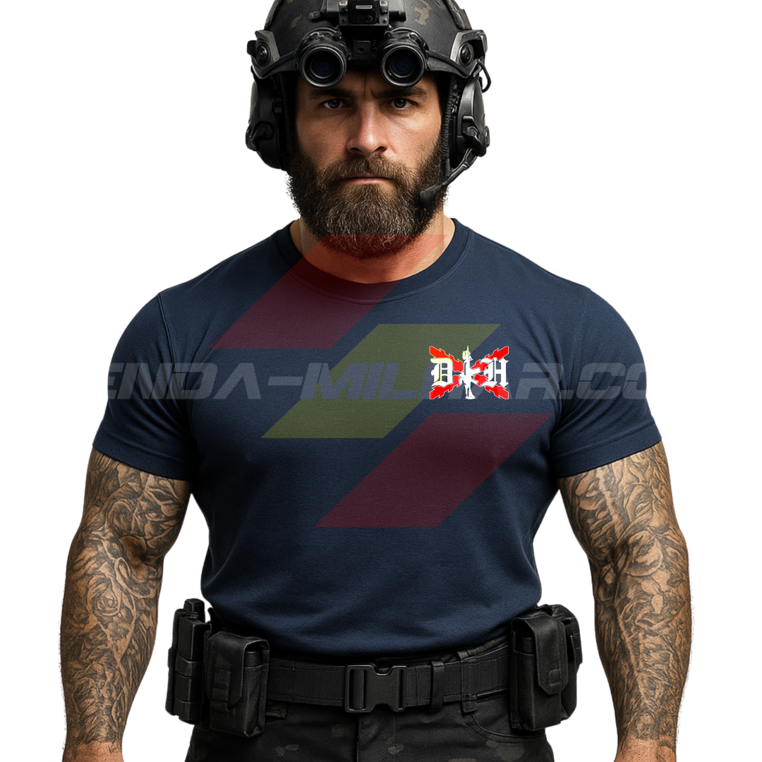 Parte DELANTERA de un SOLDADO con una Camiseta de POLIÉSTER en color AZUL MARINO de Depredador Hispano con las iniciales DH y en medio un fusil de asalto HK G36 y de fondo la Cruz de Borgoña Hispana. 