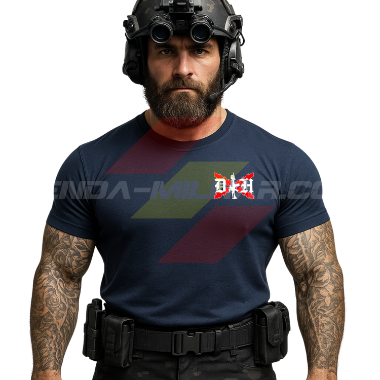 Parte DELANTERA de un SOLDADO con una Camiseta de POLIÉSTER en color AZUL MARINO de Depredador Hispano con las iniciales DH y en medio un fusil de asalto HK G36 y de fondo la Cruz de Borgoña Hispana. 