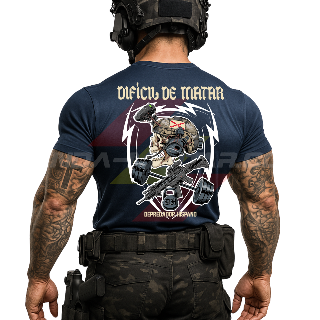Parte TRASERA de un SOLDADO con una Camiseta de POLIÉSTER color AZUL MARINO de Depredador Hispano con diseño de calavera táctica, Cruz de Borgoña, un fusil HK G36 con diferentes tipos de accesorios y una barra olímpica con discos,  una pesa rusa con las iniciales DH y el lema “DIFÍCIL DE MATAR”.