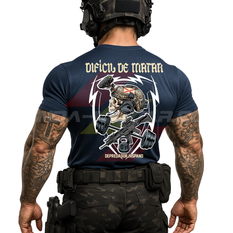Parte TRASERA de un SOLDADO con una Camiseta de POLIÉSTER color AZUL MARINO de Depredador Hispano con diseño de calavera táctica, Cruz de Borgoña, un fusil HK G36 con diferentes tipos de accesorios y una barra olímpica con discos,  una pesa rusa con las iniciales DH y el lema “DIFÍCIL DE MATAR”.