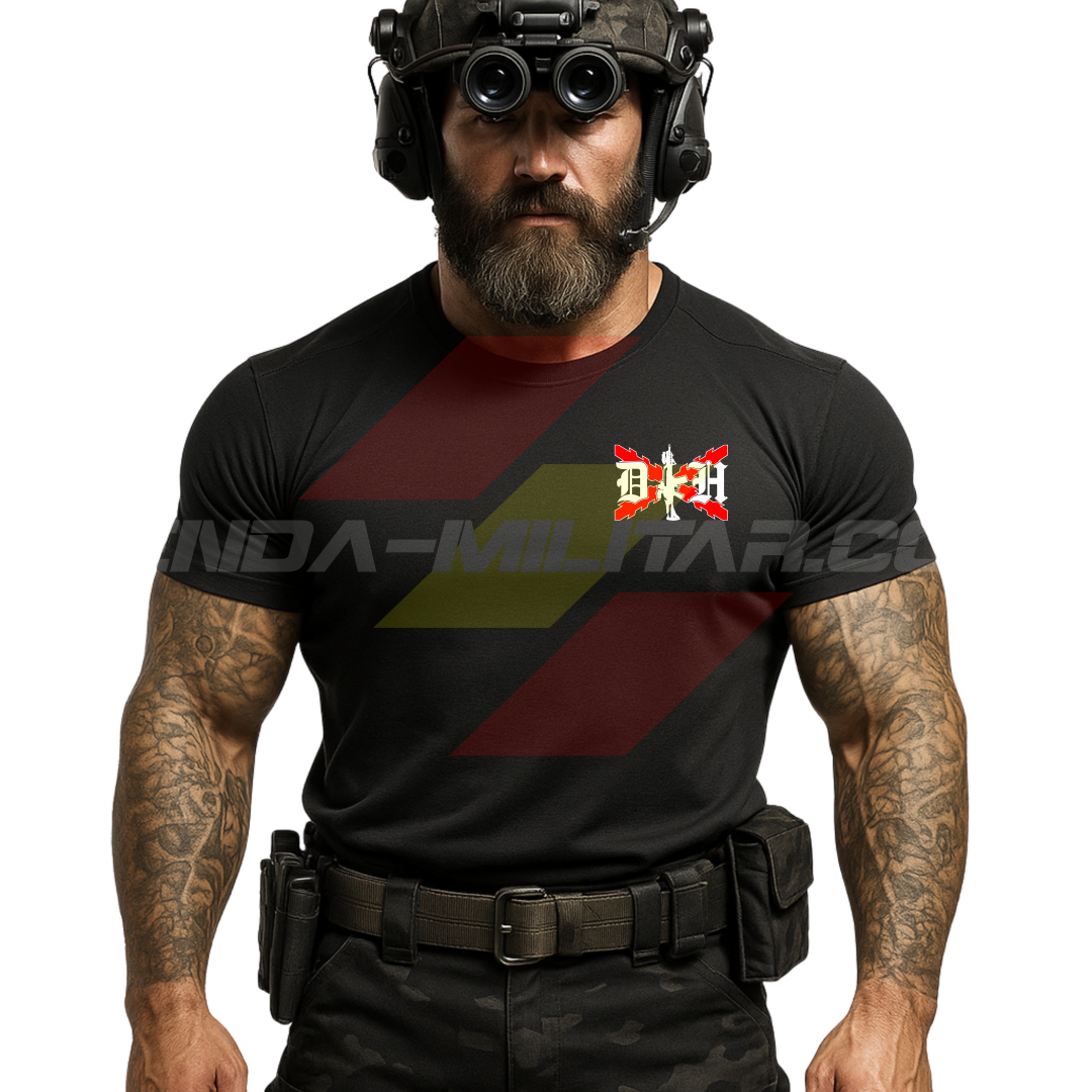 Parte DELANTERA de un SOLDADO con una Camiseta de POLIÉSTER en color NEGRO de Depredador Hispano con las iniciales DH y en medio un fusil de asalto HK G36 y de fondo la Cruz de Borgoña Hispana. 