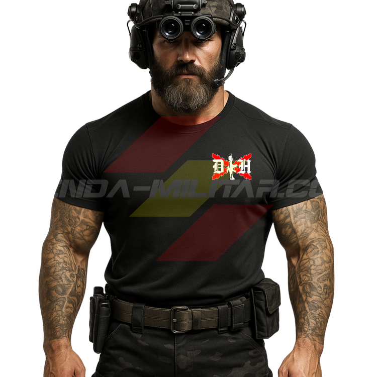 Parte DELANTERA de un SOLDADO con una Camiseta de POLIÉSTER en color NEGRO de Depredador Hispano con las iniciales DH y en medio un fusil de asalto HK G36 y de fondo la Cruz de Borgoña Hispana. 