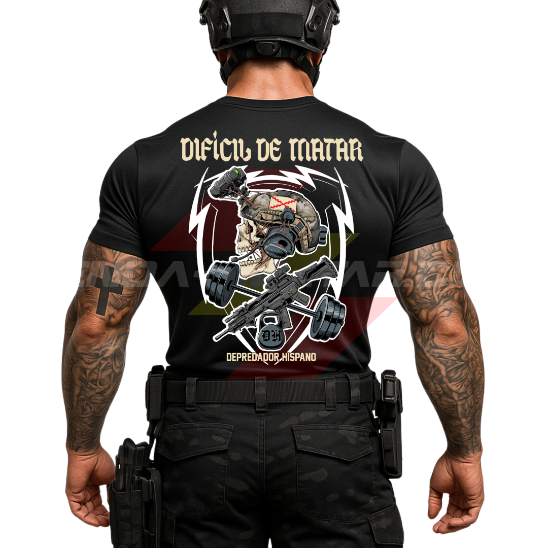 Parte TRASERA de un SOLDADO con una Camiseta de ALGDÓN PREMIUM color NEGRO de Depredador Hispano con diseño de calavera táctica, Cruz de Borgoña, un fusil HK G36 con diferentes tipos de accesorios y una barra olímpica con discos,  una pesa rusa con las iniciales DH y el lema “DIFÍCIL DE MATAR”.