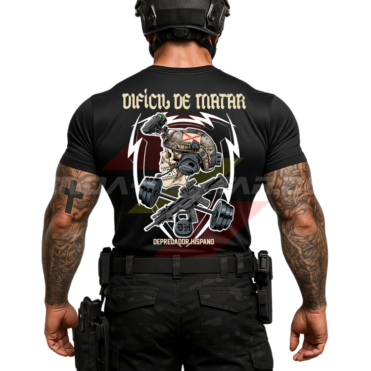 Parte TRASERA de un SOLDADO con una Camiseta de ALGDÓN PREMIUM color NEGRO de Depredador Hispano con diseño de calavera táctica, Cruz de Borgoña, un fusil HK G36 con diferentes tipos de accesorios y una barra olímpica con discos,  una pesa rusa con las iniciales DH y el lema “DIFÍCIL DE MATAR”.