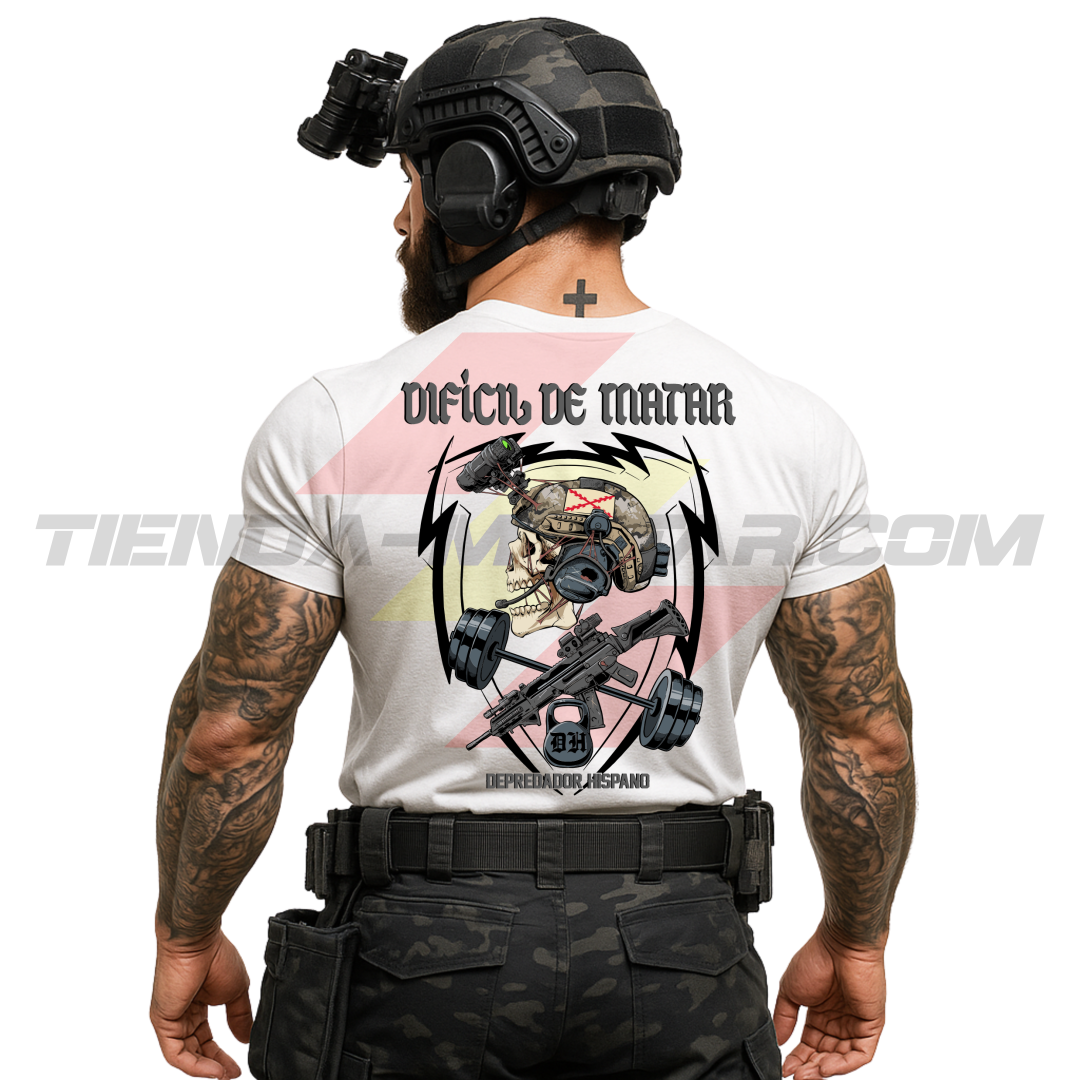 Parte TRASERA de un SOLDADO con una Camiseta de POLIÉSTER color BLANCO de Depredador Hispano con diseño de calavera táctica, Cruz de Borgoña, un fusil HK G36 con diferentes tipos de accesorios y una barra olímpica con discos,  una pesa rusa con las iniciales DH y el lema “DIFÍCIL DE MATAR”.