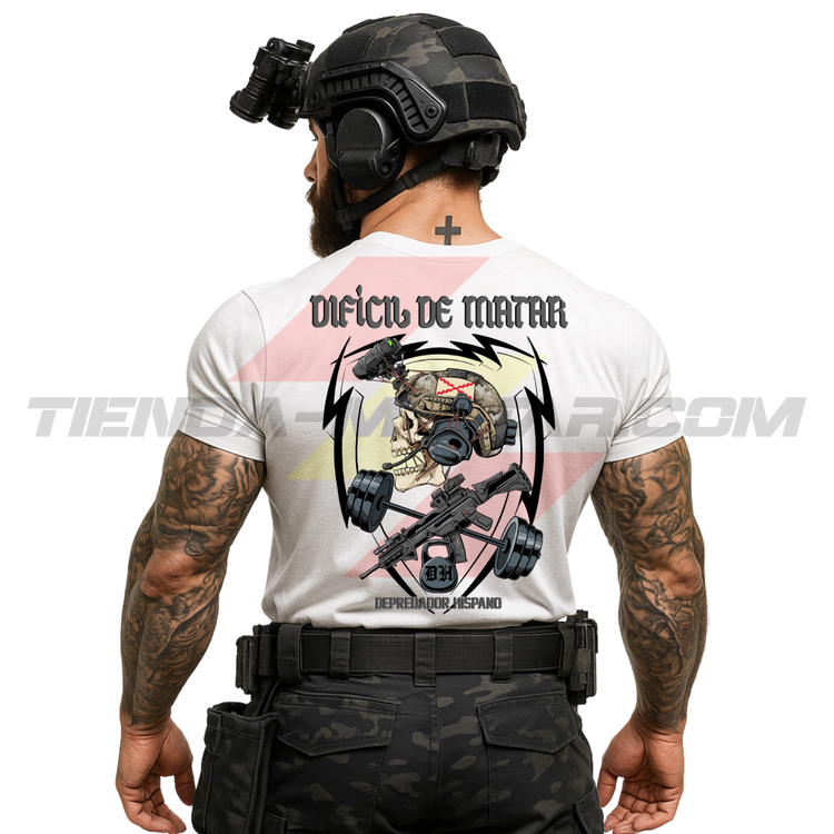 Parte TRASERA de un SOLDADO con una Camiseta de POLIÉSTER color BLANCO de Depredador Hispano con diseño de calavera táctica, Cruz de Borgoña, un fusil HK G36 con diferentes tipos de accesorios y una barra olímpica con discos,  una pesa rusa con las iniciales DH y el lema “DIFÍCIL DE MATAR”.