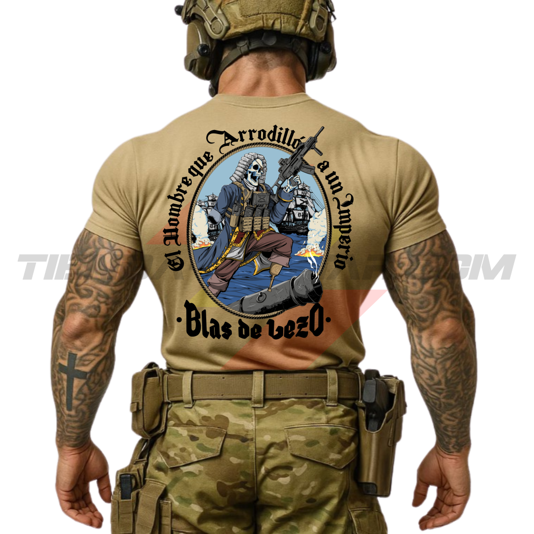 Soldado de espaldas con camiseta técnica de POLIÉSTER, color ARENA OSCURO, con la ilustración de Blas de Lezo empuñando un arma automática y la frase “El Hombre que Arrodilló a un Imperio · Blas de Lezo”. Marca Depredador Hispano.
