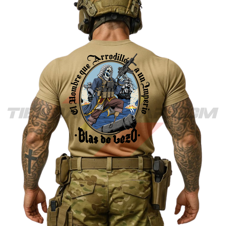 Soldado de espaldas con camiseta técnica de POLIÉSTER, color ARENA OSCURO, con la ilustración de Blas de Lezo empuñando un arma automática y la frase “El Hombre que Arrodilló a un Imperio · Blas de Lezo”. Marca Depredador Hispano.