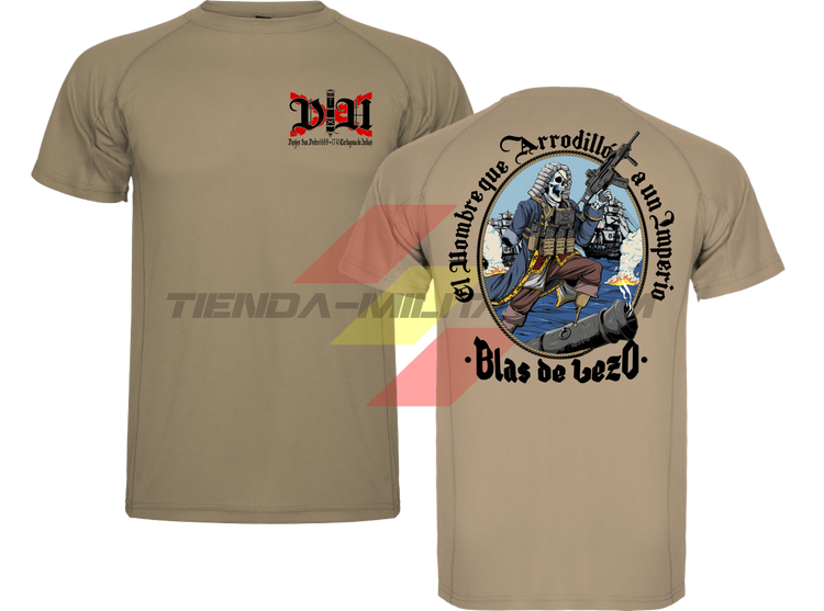 Camiseta técnica de POLIÉSTER, color ARENA OSCURO, de la marca Depredador Hispano. En el pecho, monograma DH con la leyenda “Pasajes San Pedro 1689-1741, Cartagena de Indias”. En la espalda, ilustración de Blas de Lezo empuñando un arma automática con la frase “El Hombre que Arrodilló a un Imperio · Blas de Lezo”. Camiseta militar Depredador Hispano.