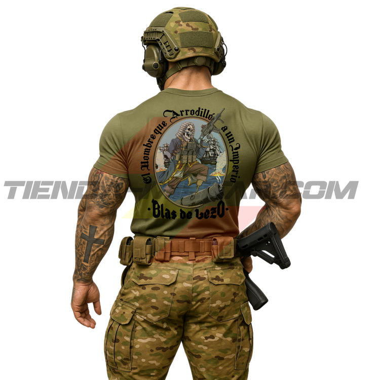 Soldado de espaldas con camiseta técnica de POLIÉSTER, color VERDE MILITAR, con la ilustración de Blas de Lezo empuñando un arma automática y la frase “El Hombre que Arrodilló a un Imperio · Blas de Lezo”. Marca Depredador Hispano.