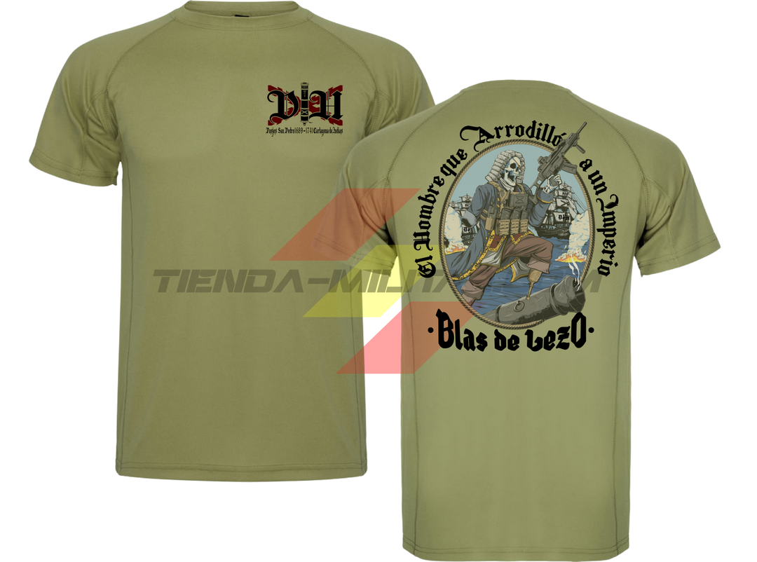 Camiseta técnica de POLIÉSTER, color VERDE MILITAR, de la marca Depredador Hispano. En el pecho, monograma DH con la leyenda “Pasajes San Pedro 1689-1741, Cartagena de Indias”. En la espalda, ilustración de Blas de Lezo empuñando un arma automática con la frase “El Hombre que Arrodilló a un Imperio · Blas de Lezo”. Camiseta militar Depredador Hispano.