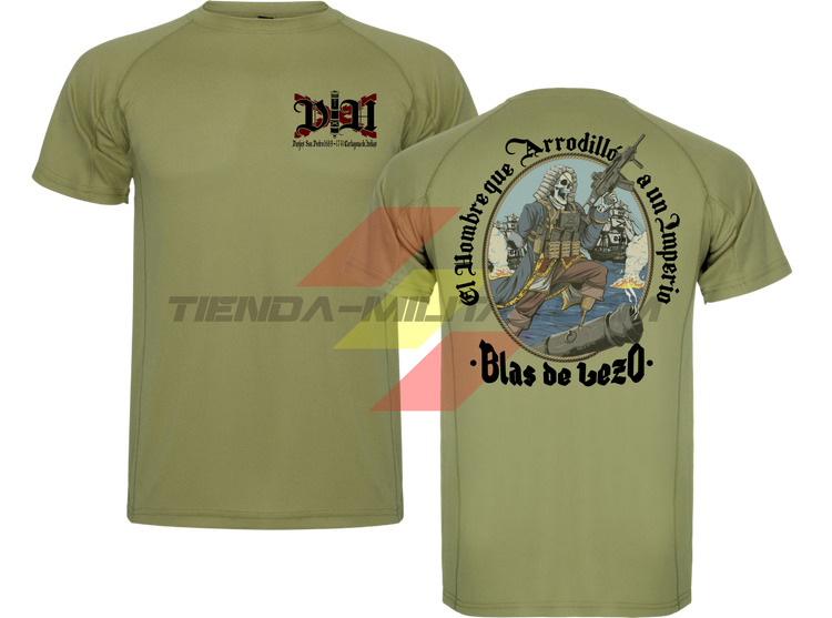 Camiseta técnica de POLIÉSTER, color VERDE MILITAR, de la marca Depredador Hispano. En el pecho, monograma DH con la leyenda “Pasajes San Pedro 1689-1741, Cartagena de Indias”. En la espalda, ilustración de Blas de Lezo empuñando un arma automática con la frase “El Hombre que Arrodilló a un Imperio · Blas de Lezo”. Camiseta militar Depredador Hispano.