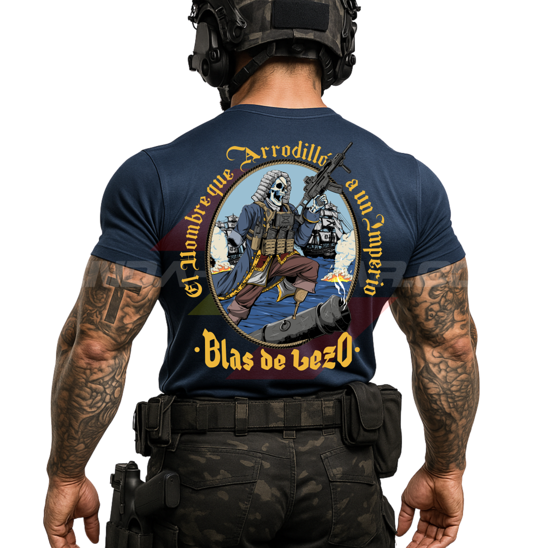 Soldado de espaldas con camiseta técnica de POLIÉSTER, color AZUL MARINO, con la ilustración de Blas de Lezo empuñando un arma automática y la frase “El Hombre que Arrodilló a un Imperio · Blas de Lezo”. Marca Depredador Hispano.