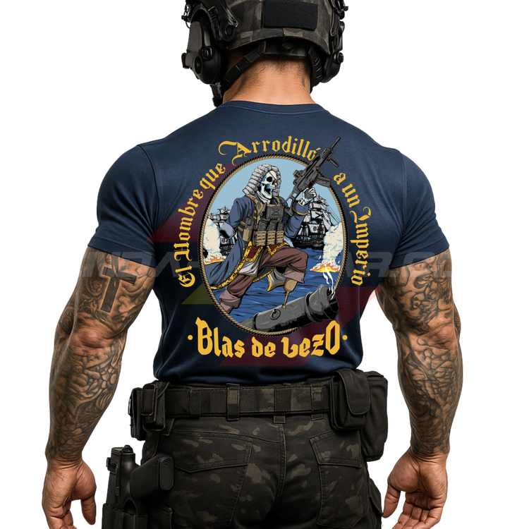 Soldado de espaldas con camiseta técnica de POLIÉSTER, color AZUL MARINO, con la ilustración de Blas de Lezo empuñando un arma automática y la frase “El Hombre que Arrodilló a un Imperio · Blas de Lezo”. Marca Depredador Hispano.