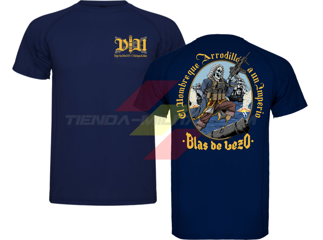 Camiseta técnica de POLIÉSTER, color AZUL MARINO, de la marca Depredador Hispano. En el pecho, monograma DH con la leyenda “Pasajes San Pedro 1689-1741, Cartagena de Indias”. En la espalda, ilustración de Blas de Lezo empuñando un arma automática con la frase “El Hombre que Arrodilló a un Imperio · Blas de Lezo”. Camiseta militar Depredador Hispano.