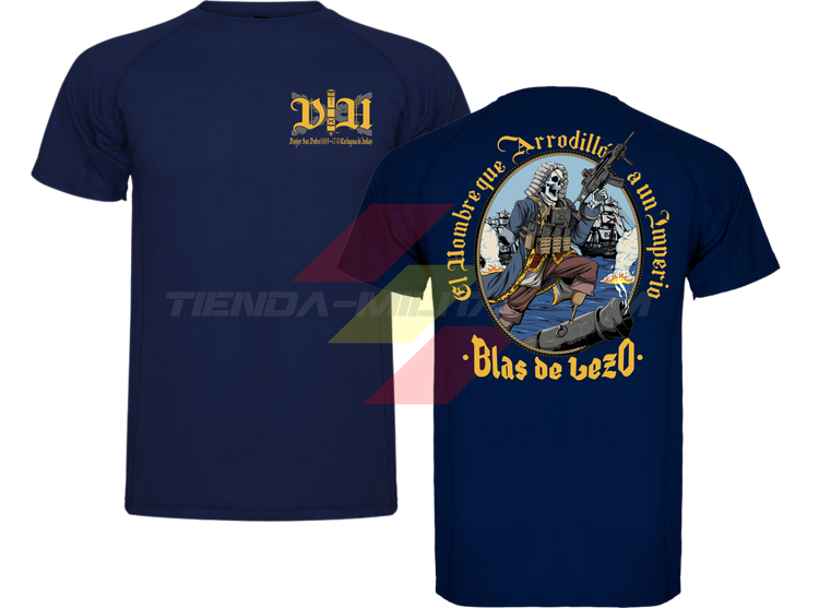 Camiseta técnica de POLIÉSTER, color AZUL MARINO, de la marca Depredador Hispano. En el pecho, monograma DH con la leyenda “Pasajes San Pedro 1689-1741, Cartagena de Indias”. En la espalda, ilustración de Blas de Lezo empuñando un arma automática con la frase “El Hombre que Arrodilló a un Imperio · Blas de Lezo”. Camiseta militar Depredador Hispano.