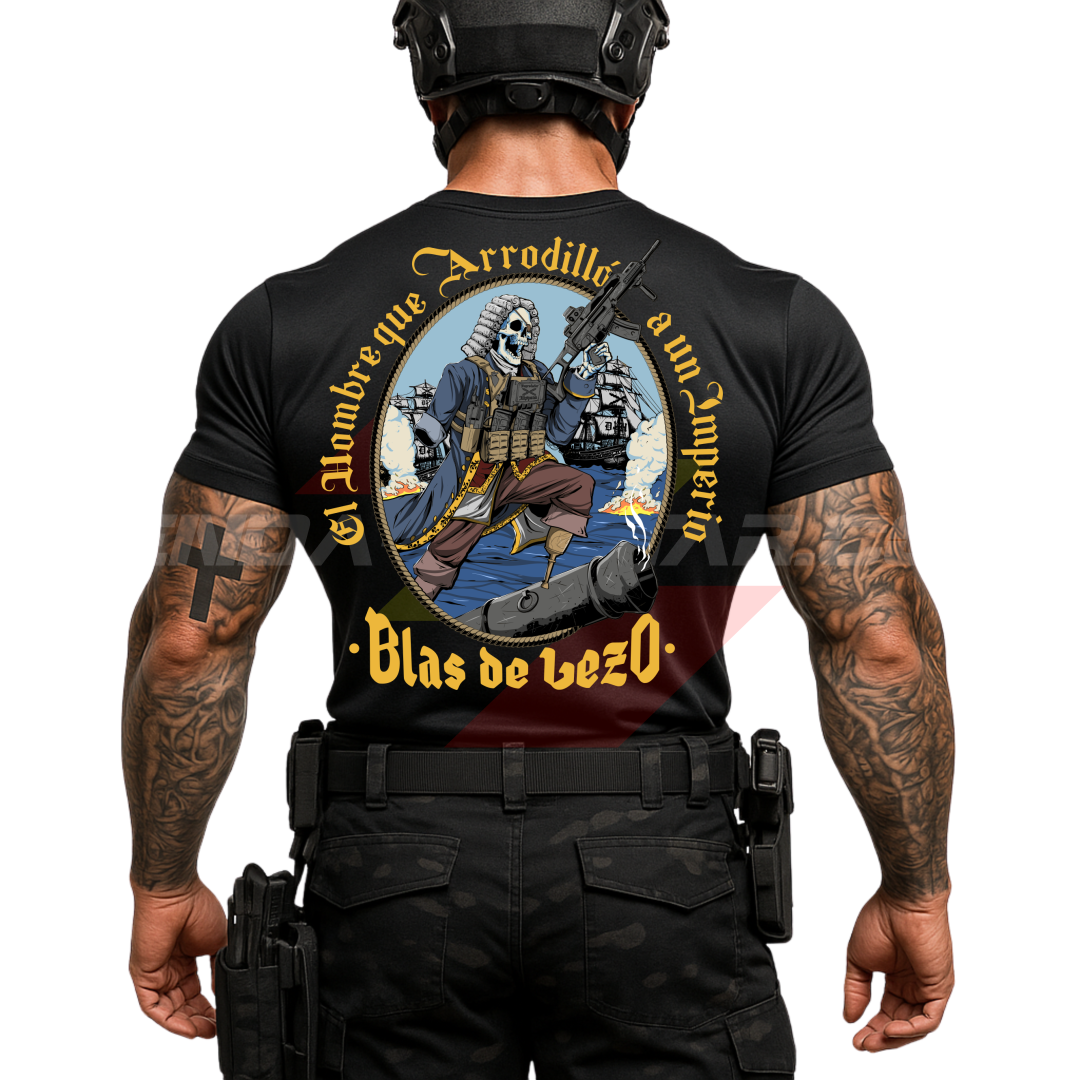 Soldado de espaldas con camiseta técnica de POLIÉSTER, color NEGRO, con la ilustración de Blas de Lezo empuñando un arma automática y la frase “El Hombre que Arrodilló a un Imperio · Blas de Lezo”. Marca Depredador Hispano.