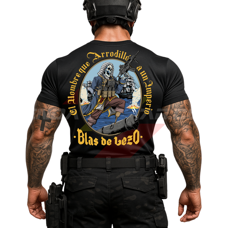 Soldado de espaldas con camiseta técnica de POLIÉSTER, color NEGRO, con la ilustración de Blas de Lezo empuñando un arma automática y la frase “El Hombre que Arrodilló a un Imperio · Blas de Lezo”. Marca Depredador Hispano.