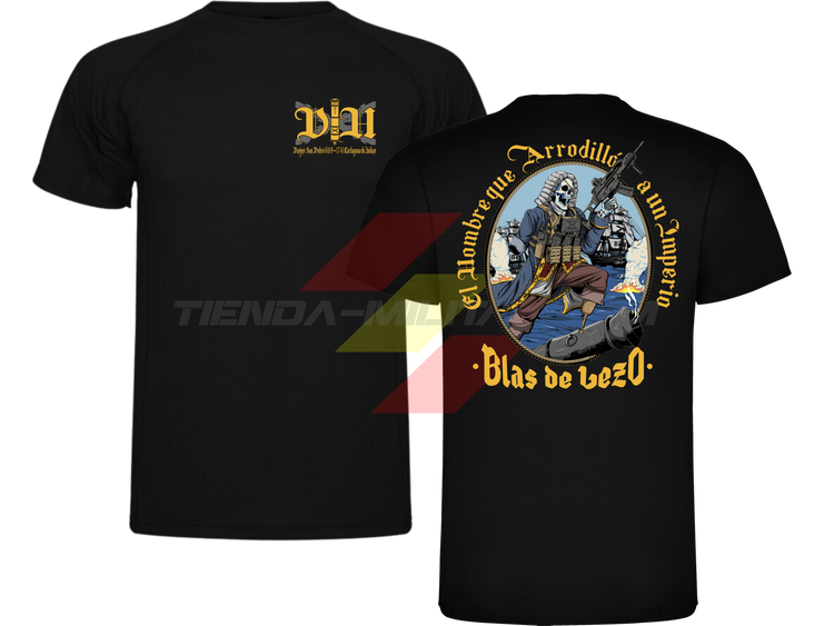 Camiseta técnica de POLIÉSTER, color NEGRO, de la marca Depredador Hispano. En el pecho, monograma DH con la leyenda “Pasajes San Pedro 1689-1741, Cartagena de Indias”. En la espalda, ilustración de Blas de Lezo empuñando un arma automática con la frase “El Hombre que Arrodilló a un Imperio · Blas de Lezo”. Camiseta militar Depredador Hispano.