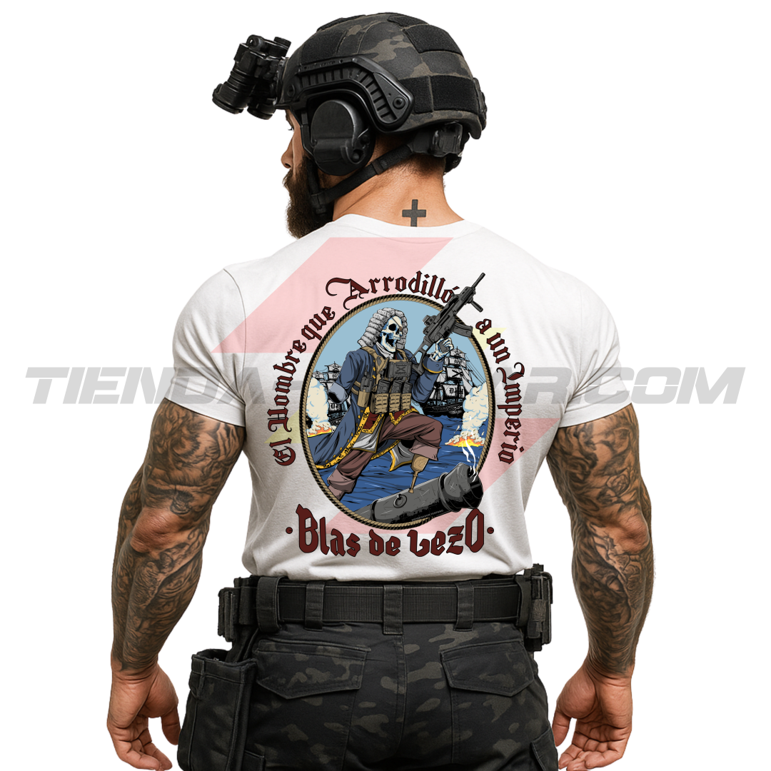 Soldado de espaldas con camiseta técnica de POLIÉSTER, color BLANCO, con la ilustración de Blas de Lezo empuñando un arma automática y la frase “El Hombre que Arrodilló a un Imperio · Blas de Lezo”. Marca Depredador Hispano.