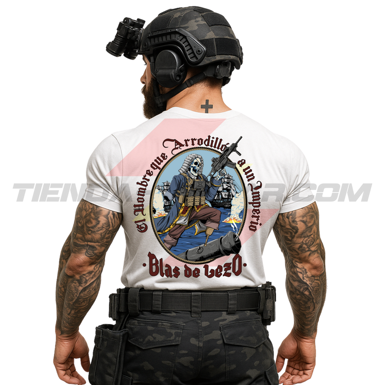 Soldado de espaldas con camiseta técnica de POLIÉSTER, color BLANCO, con la ilustración de Blas de Lezo empuñando un arma automática y la frase “El Hombre que Arrodilló a un Imperio · Blas de Lezo”. Marca Depredador Hispano.