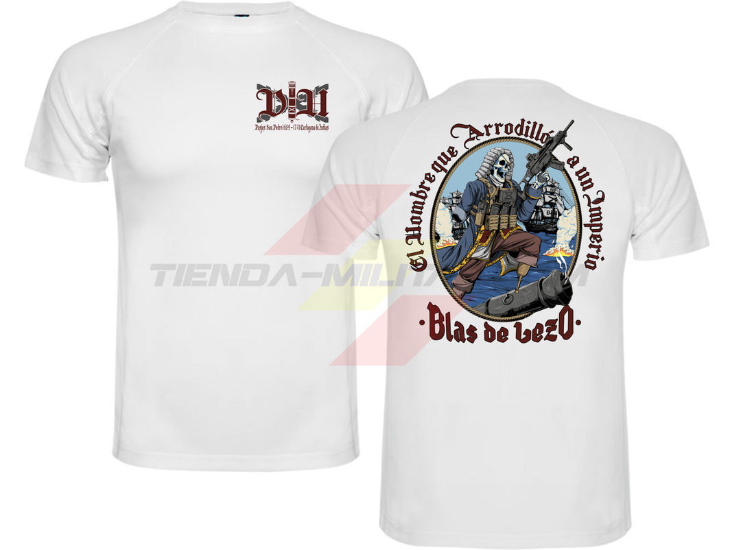 Camiseta técnica de POLIÉSTER, color BLANCO, de la marca Depredador Hispano. En el pecho, monograma DH con la leyenda “Pasajes San Pedro 1689-1741, Cartagena de Indias”. En la espalda, ilustración de Blas de Lezo empuñando un arma automática con la frase “El Hombre que Arrodilló a un Imperio · Blas de Lezo”. Camiseta militar Depredador Hispano.