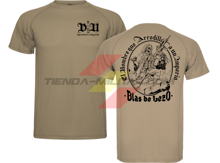 Camiseta técnica de POLIÉSTER, color ARENA OSCURO, de la marca Depredador Hispano, versión de diseño monocromático en NEGRO. En el pecho, monograma DH; en la espalda, ilustración de Blas de Lezo con la frase “El Hombre que Arrodilló a un Imperio · Blas de Lezo”.