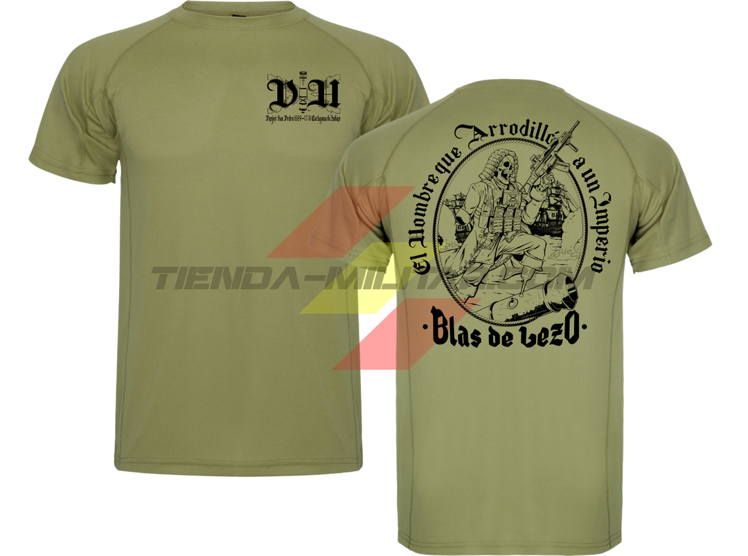 Camiseta técnica de POLIÉSTER, color VERDE MILITAR, de la marca Depredador Hispano, versión de diseño monocromático en NEGRO. En el pecho, monograma DH; en la espalda, ilustración de Blas de Lezo con la frase “El Hombre que Arrodilló a un Imperio · Blas de Lezo”.
