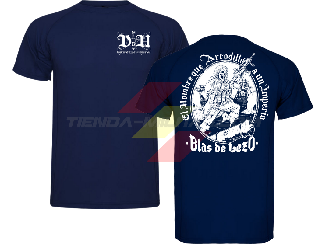 Camiseta técnica de POLIÉSTER, color AZUL MARINO, de la marca Depredador Hispano, versión de diseño monocromático en BLANCO. En el pecho, monograma DH; en la espalda, ilustración de Blas de Lezo con la frase “El Hombre que Arrodilló a un Imperio · Blas de Lezo”.