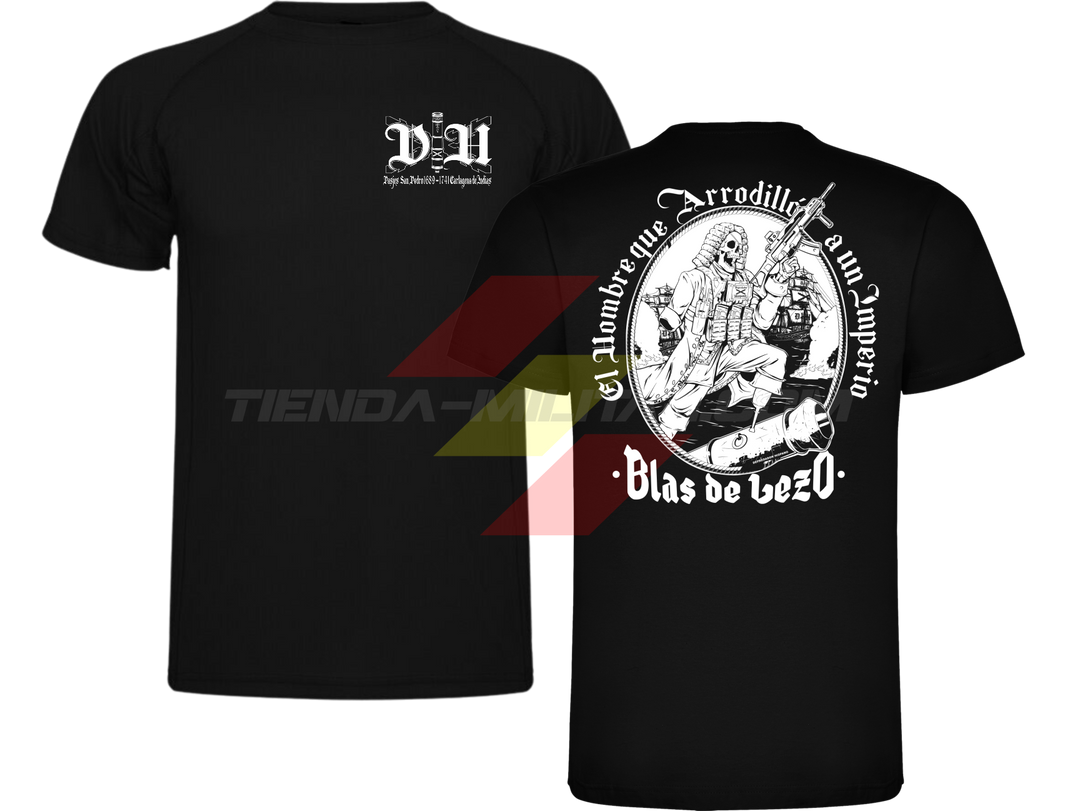 Camiseta técnica de POLIÉSTER, color NEGRO, de la marca Depredador Hispano, versión de diseño monocromático en BLANCO. En el pecho, monograma DH; en la espalda, ilustración de Blas de Lezo con la frase “El Hombre que Arrodilló a un Imperio · Blas de Lezo”.