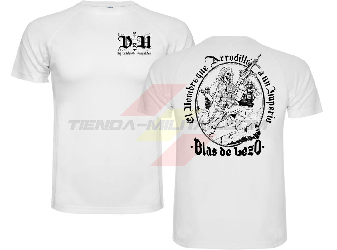 Camiseta técnica de POLIÉSTER, color BLANCO, de la marca Depredador Hispano, versión de diseño monocromático en NEGRO. En el pecho, monograma DH; en la espalda, ilustración de Blas de Lezo con la frase “El Hombre que Arrodilló a un Imperio · Blas de Lezo”.