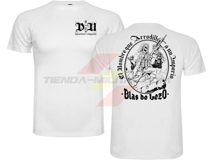 Camiseta técnica de POLIÉSTER, color BLANCO, de la marca Depredador Hispano, versión de diseño monocromático en NEGRO. En el pecho, monograma DH; en la espalda, ilustración de Blas de Lezo con la frase “El Hombre que Arrodilló a un Imperio · Blas de Lezo”.