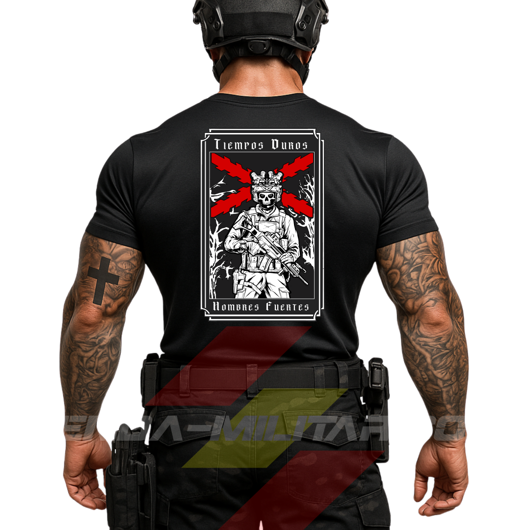 Hombre de espaldas con camiseta táctica de poliéster, en color NEGRO y cruz de Borgoña en color ROJO, de la marca Depredador Hispano. En la espalda lleva la frase “TIEMPOS DUROS, HOMBRES FUERTES”. Ropa militar de alto rendimiento con diseño reivindicativo de poder hispano.