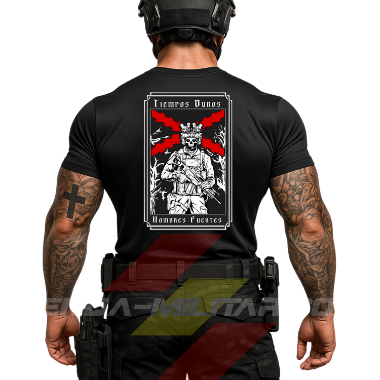 Hombre de espaldas con camiseta táctica de poliéster, en color NEGRO y cruz de Borgoña en color ROJO, de la marca Depredador Hispano. En la espalda lleva la frase “TIEMPOS DUROS, HOMBRES FUERTES”. Ropa militar de alto rendimiento con diseño reivindicativo de poder hispano.