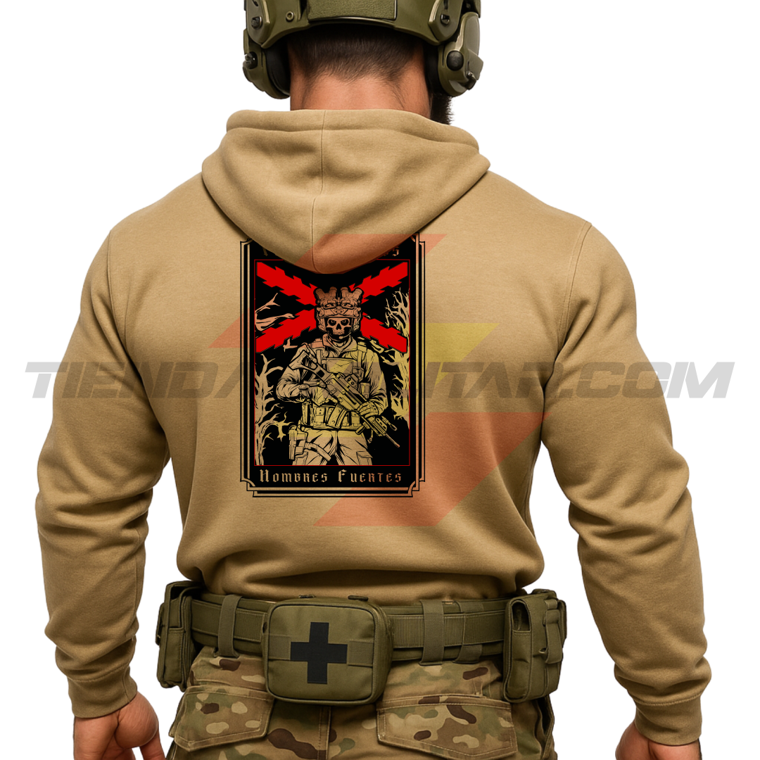 Parte TRASERA de un Guerrero Hispano moderno con una sudadera hecha en ALGODÓN PREMIUM en color ARENA de Depredador Hispano con la bandera de la Cruz de Borgoña ROJA, un soldado moderno con casco y fusil táctico, y lleva la frase “TIEMPOS DUROS, HOMBRES FUERTES”. Ropa militar de alto rendimiento con diseño reivindicativo de poder hispano.