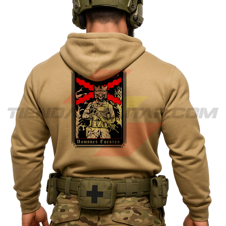 Parte TRASERA de un Guerrero Hispano moderno con una sudadera hecha en ALGODÓN PREMIUM en color ARENA de Depredador Hispano con la bandera de la Cruz de Borgoña ROJA, un soldado moderno con casco y fusil táctico, y lleva la frase “TIEMPOS DUROS, HOMBRES FUERTES”. Ropa militar de alto rendimiento con diseño reivindicativo de poder hispano.