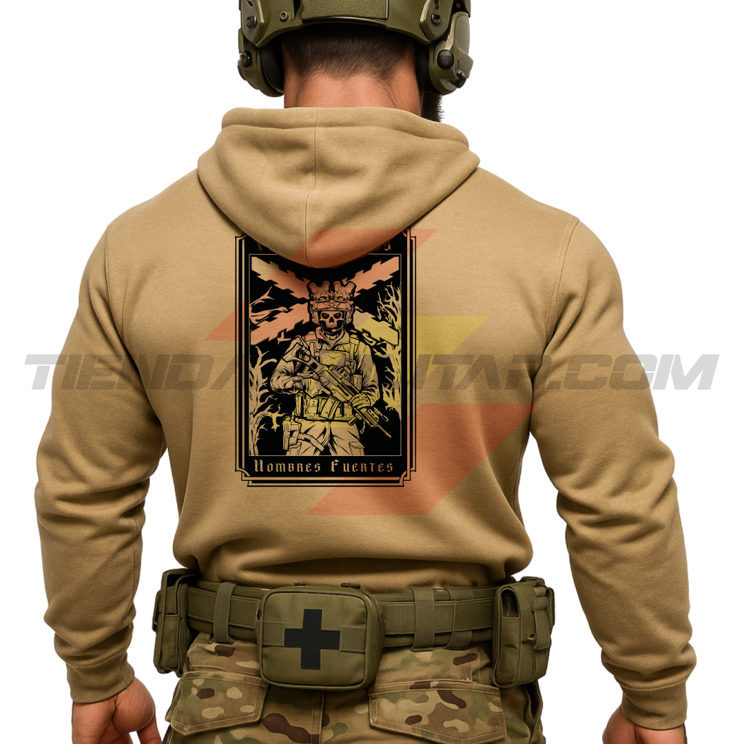 Parte TRASERA de un Guerrero Hispano moderno con una sudadera hecha en ALGODÓN PREMIUM en color ARENA de Depredador Hispano con la bandera de la Cruz de Borgoña, un soldado moderno con casco y fusil táctico, y lleva la frase “TIEMPOS DUROS, HOMBRES FUERTES”. Ropa militar de alto rendimiento con diseño reivindicativo de poder hispano.