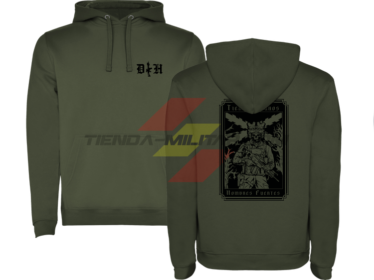 SUDADERA ALGODÓN PREMIUM en color VERDE MILITAR de Depredador Hispano.

En su parte DELANTERA las iniciales de Depredador Hispano y un fusil táctico en posición vertical.

En la parte TRASERA la bandera de la Cruz de Borgoña, un soldado moderno con casco y fusil táctico, y lleva la frase “TIEMPOS DUROS, HOMBRES FUERTES”. Ropa militar de alto rendimiento.