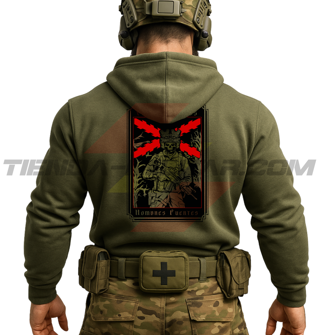 Parte TRASERA de un Guerrero Hispano moderno con una sudadera hecha en ALGODÓN PREMIUM en color VERDE MILITAR de Depredador Hispano con la bandera de la Cruz de Borgoña ROJA, un soldado moderno con casco y fusil táctico, y lleva la frase “TIEMPOS DUROS, HOMBRES FUERTES”. Ropa militar de alto rendimiento con diseño reivindicativo de poder hispano.