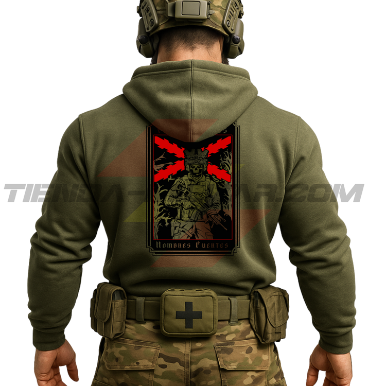 Parte TRASERA de un Guerrero Hispano moderno con una sudadera hecha en ALGODÓN PREMIUM en color VERDE MILITAR de Depredador Hispano con la bandera de la Cruz de Borgoña ROJA, un soldado moderno con casco y fusil táctico, y lleva la frase “TIEMPOS DUROS, HOMBRES FUERTES”. Ropa militar de alto rendimiento con diseño reivindicativo de poder hispano.