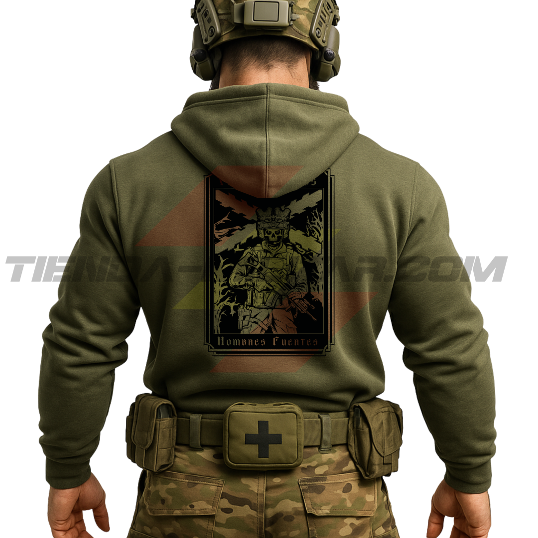Parte TRASERA de un Guerrero Hispano moderno con una sudadera hecha en ALGODÓN PREMIUM en color VERDE MILITAR de Depredador Hispano con la bandera de la Cruz de Borgoña, un soldado moderno con casco y fusil táctico, y lleva la frase “TIEMPOS DUROS, HOMBRES FUERTES”. Ropa militar de alto rendimiento con diseño reivindicativo de poder hispano.