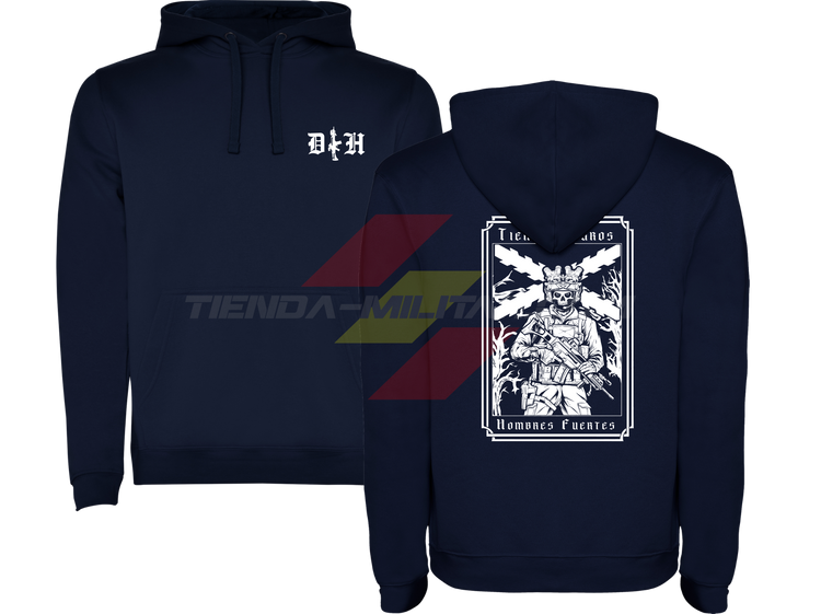 SUDADERA ALGODÓN PREMIUM en color AZUL MARINO de Depredador Hispano.

En su parte DELANTERA las iniciales de Depredador Hispano y un fusil táctico en posición vertical.

En la parte TRASERA la bandera de la Cruz de Borgoña, un soldado moderno con casco y fusil táctico, y lleva la frase “TIEMPOS DUROS, HOMBRES FUERTES”. Ropa militar de alto rendimiento.