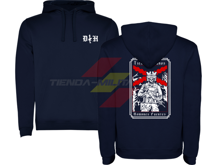 SUDADERA ALGODÓN PREMIUM en color AZUL MARINO de Depredador Hispano.

En su parte DELANTERA las iniciales de Depredador Hispano y un fusil táctico en posición vertical.

En la parte TRASERA la bandera de la Cruz de Borgoña ROJA, un soldado moderno con casco y fusil táctico, y lleva la frase “TIEMPOS DUROS, HOMBRES FUERTES”. Ropa militar de alto rendimiento.