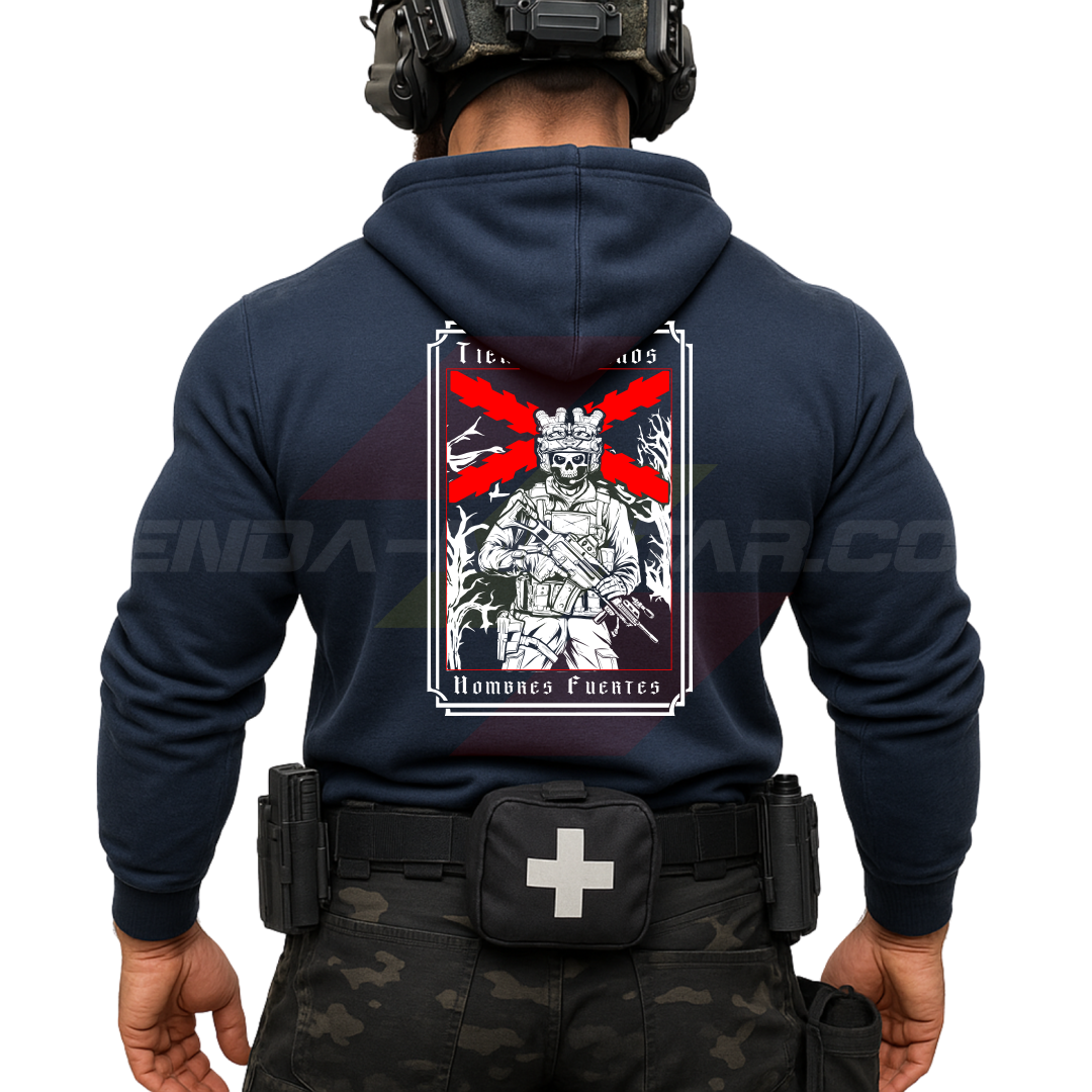 Parte TRASERA de un Guerrero Hispano moderno con una sudadera hecha en ALGODÓN PREMIUM en color AZUL MARINO de Depredador Hispano con la bandera de la Cruz de Borgoña ROJA, un soldado moderno con casco y fusil táctico, y lleva la frase “TIEMPOS DUROS, HOMBRES FUERTES”. Ropa militar de alto rendimiento con diseño reivindicativo de poder hispano.