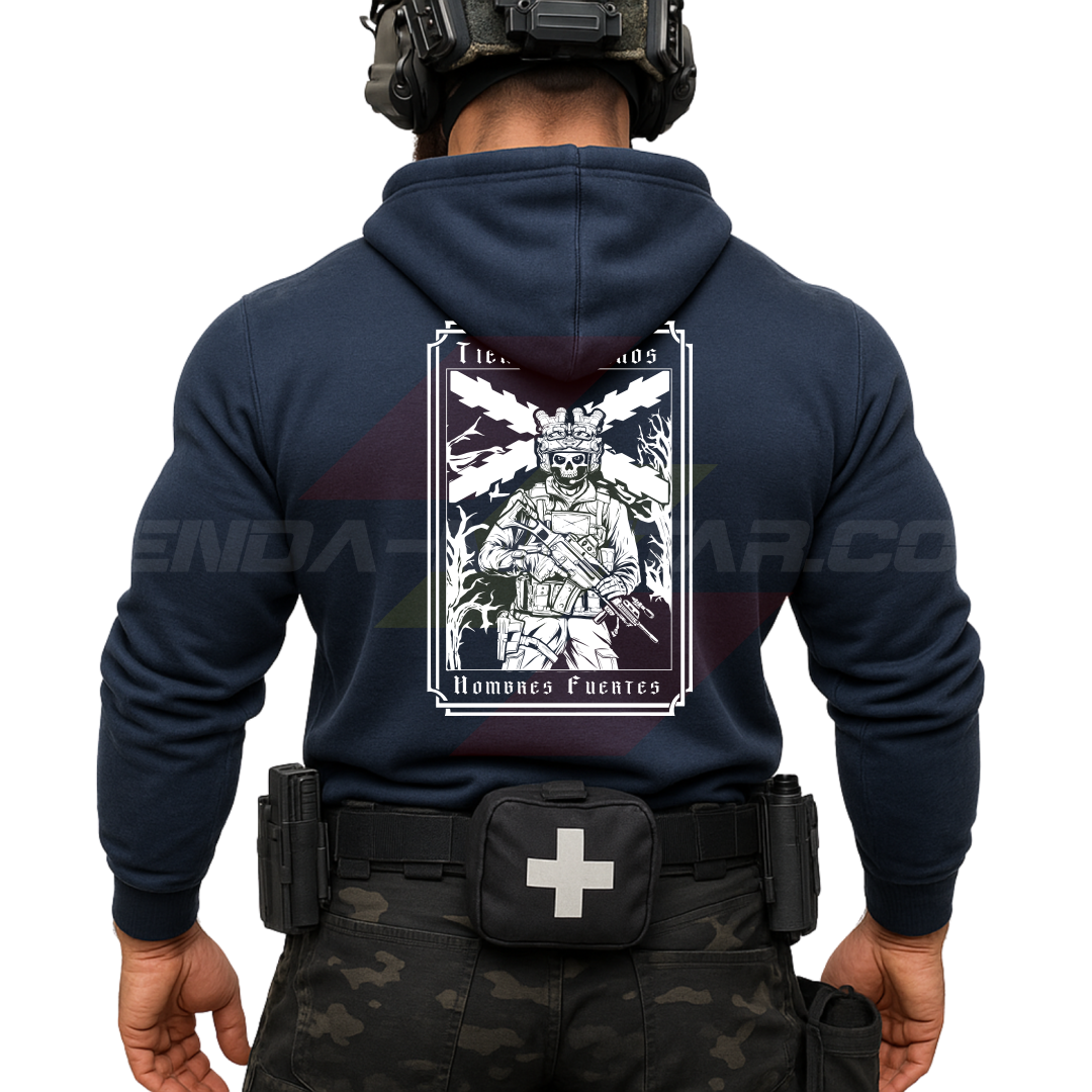 Parte TRASERA de un Guerrero Hispano moderno con una sudadera hecha en ALGODÓN PREMIUM en color AZUL MARINO de Depredador Hispano con la bandera de la Cruz de Borgoña, un soldado moderno con casco y fusil táctico, y lleva la frase “TIEMPOS DUROS, HOMBRES FUERTES”. Ropa militar de alto rendimiento con diseño reivindicativo de poder hispano.