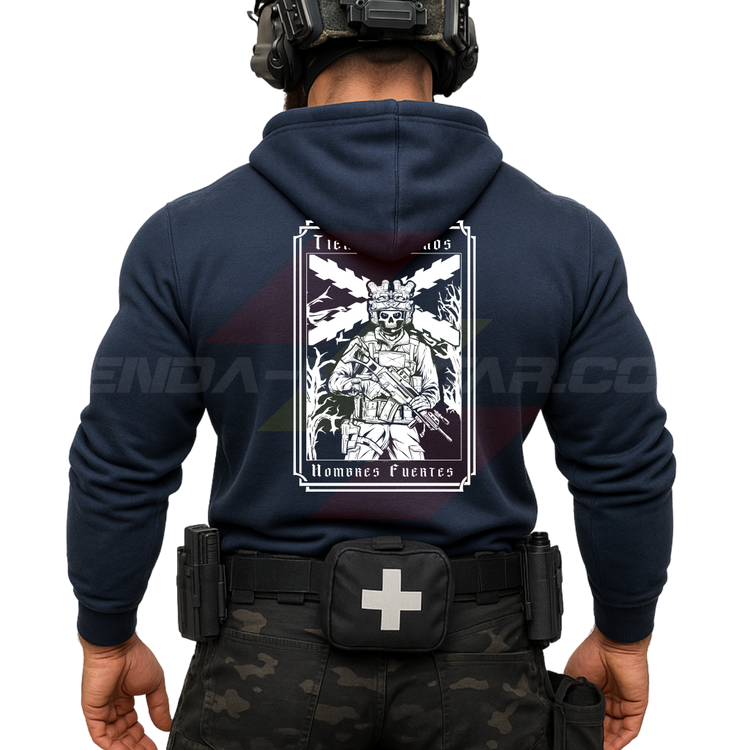 Parte TRASERA de un Guerrero Hispano moderno con una sudadera hecha en ALGODÓN PREMIUM en color AZUL MARINO de Depredador Hispano con la bandera de la Cruz de Borgoña, un soldado moderno con casco y fusil táctico, y lleva la frase “TIEMPOS DUROS, HOMBRES FUERTES”. Ropa militar de alto rendimiento con diseño reivindicativo de poder hispano.
