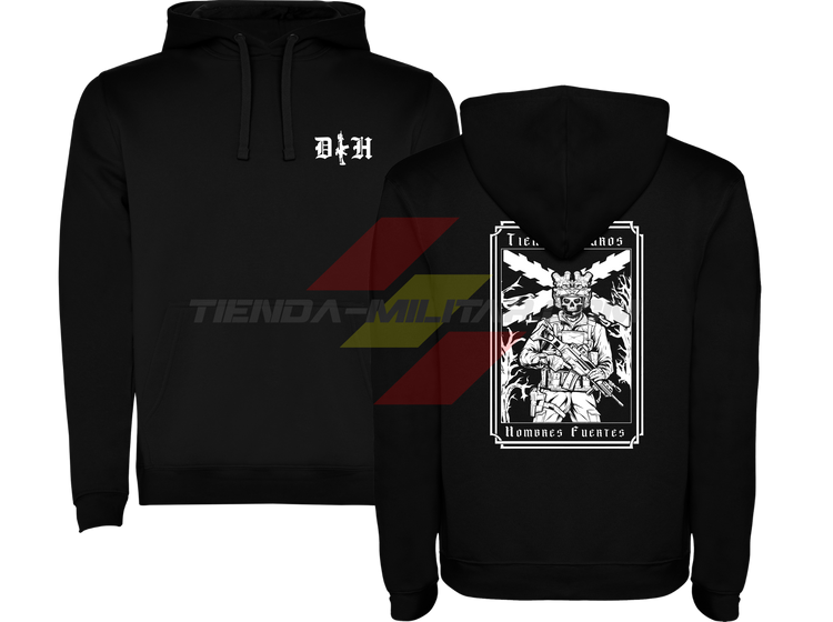 SUDADERA ALGODÓN PREMIUM en color NEGRO de Depredador Hispano.

En su parte DELANTERA las iniciales de Depredador Hispano y un fusil táctico en posición vertical.

En la parte TRASERA la bandera de la Cruz de Borgoña, un soldado moderno con casco y fusil táctico, y lleva la frase “TIEMPOS DUROS, HOMBRES FUERTES”. Ropa militar de alto rendimiento.