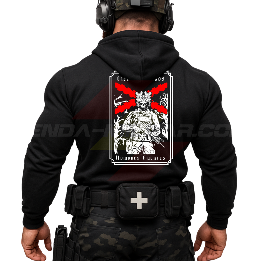 Parte TRASERA de un Guerrero Hispano moderno con una sudadera hecha en ALGODÓN PREMIUM en color NEGRO de Depredador Hispano con la bandera de la Cruz de Borgoña ROJA, un soldado moderno con casco y fusil táctico, y lleva la frase “TIEMPOS DUROS, HOMBRES FUERTES”. Ropa militar de alto rendimiento con diseño reivindicativo de poder hispano.